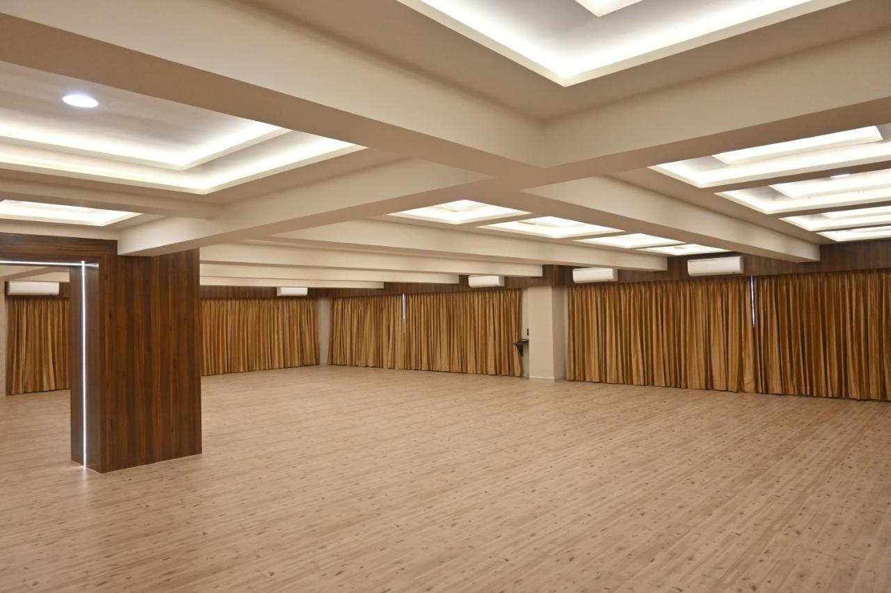 Hotel Privya Rooms And Banquet Σουράτ Εξωτερικό φωτογραφία