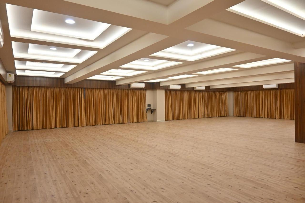 Hotel Privya Rooms And Banquet Σουράτ Εξωτερικό φωτογραφία