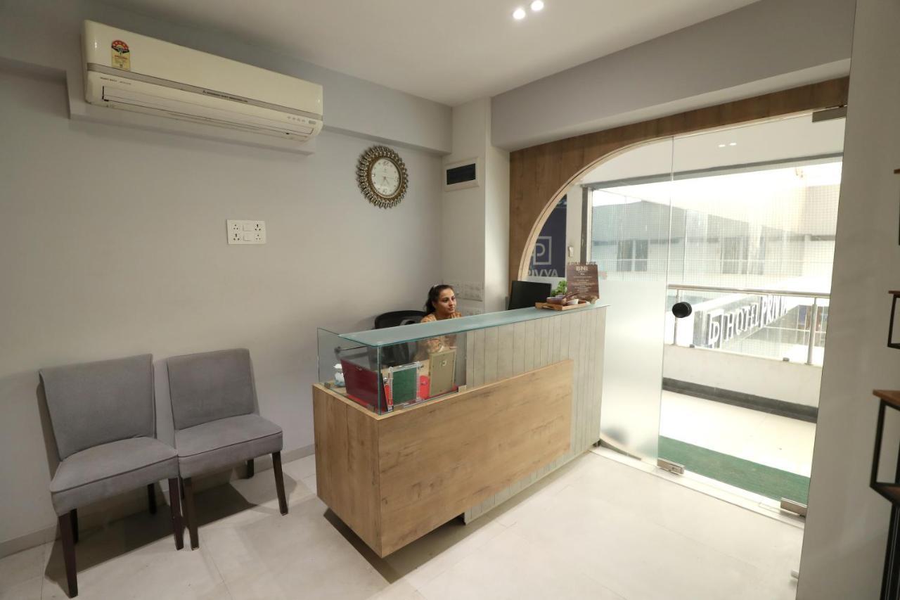 Hotel Privya Rooms And Banquet Σουράτ Εξωτερικό φωτογραφία