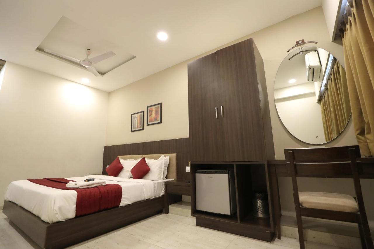 Hotel Privya Rooms And Banquet Σουράτ Εξωτερικό φωτογραφία