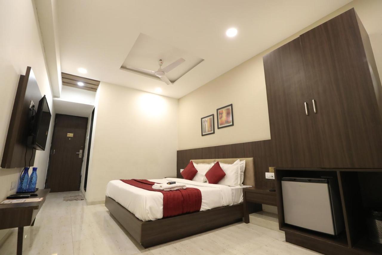 Hotel Privya Rooms And Banquet Σουράτ Εξωτερικό φωτογραφία
