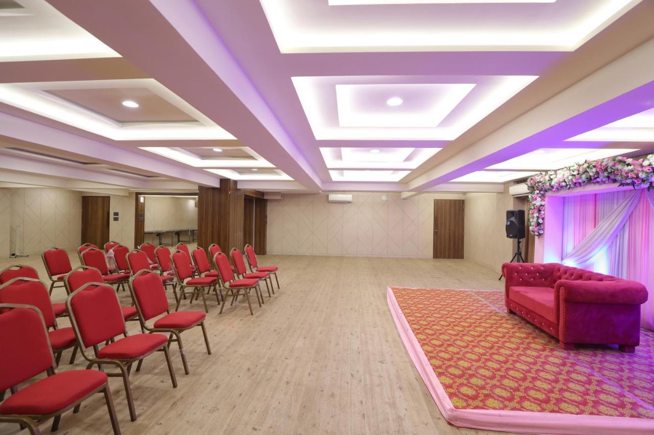 Hotel Privya Rooms And Banquet Σουράτ Εξωτερικό φωτογραφία